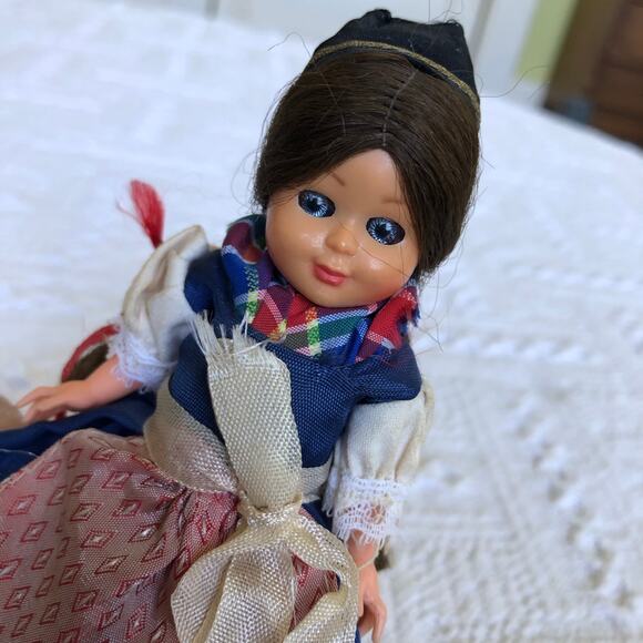 Vintage 1970s Milkmaid Doll International Folk Attire Braided Hair Sleep Eye 5.5 - Picture 2 of 10